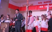 Patriotyczne widowisko w wykonaniu uczniów i abolwentów SP w Malcu