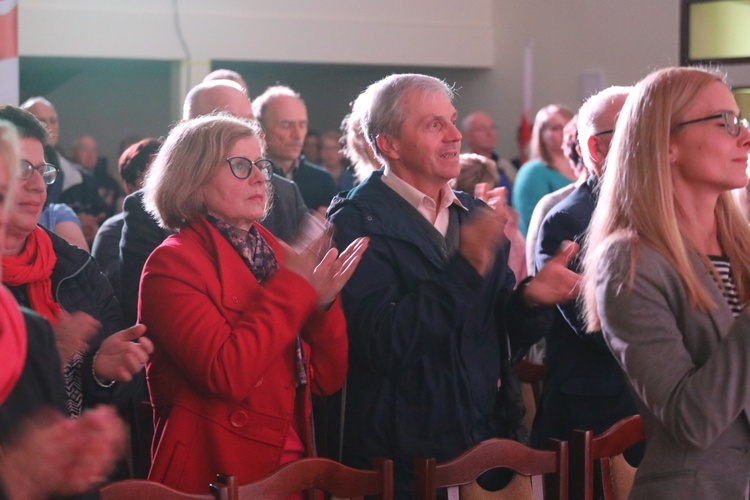 Patriotyczne widowisko w wykonaniu uczniów i abolwentów SP w Malcu