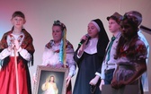Patriotyczne widowisko w wykonaniu uczniów i abolwentów SP w Malcu