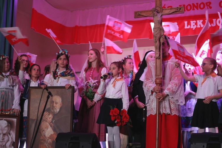 Patriotyczne widowisko w wykonaniu uczniów i abolwentów SP w Malcu