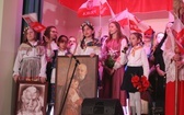 Patriotyczne widowisko w wykonaniu uczniów i abolwentów SP w Malcu
