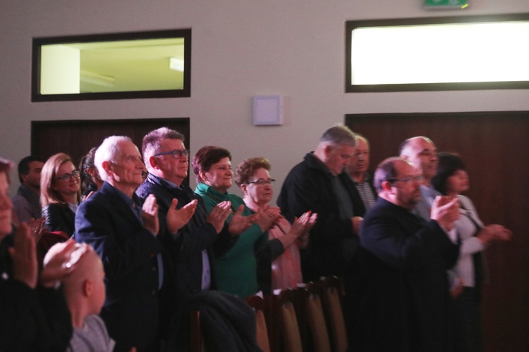 Patriotyczne widowisko w wykonaniu uczniów i abolwentów SP w Malcu