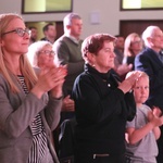 Patriotyczne widowisko w wykonaniu uczniów i abolwentów SP w Malcu