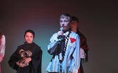 Patriotyczne widowisko w wykonaniu uczniów i abolwentów SP w Malcu