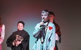 Patriotyczne widowisko w wykonaniu uczniów i abolwentów SP w Malcu
