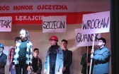 Patriotyczne widowisko w wykonaniu uczniów i abolwentów SP w Malcu