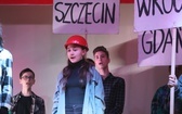 Patriotyczne widowisko w wykonaniu uczniów i abolwentów SP w Malcu