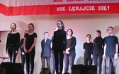Patriotyczne widowisko w wykonaniu uczniów i abolwentów SP w Malcu