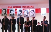 Patriotyczne widowisko w wykonaniu uczniów i abolwentów SP w Malcu
