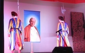 Patriotyczne widowisko w wykonaniu uczniów i abolwentów SP w Malcu