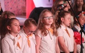 Patriotyczne widowisko w wykonaniu uczniów i abolwentów SP w Malcu