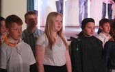 Patriotyczne widowisko w wykonaniu uczniów i abolwentów SP w Malcu
