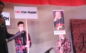 Patriotyczne widowisko w wykonaniu uczniów i abolwentów SP w Malcu