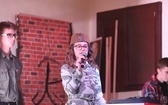 Patriotyczne widowisko w wykonaniu uczniów i abolwentów SP w Malcu