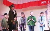 Patriotyczne widowisko w wykonaniu uczniów i abolwentów SP w Malcu