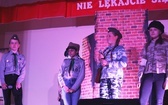 Patriotyczne widowisko w wykonaniu uczniów i abolwentów SP w Malcu