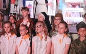Patriotyczne widowisko w wykonaniu uczniów i abolwentów SP w Malcu