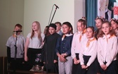 Patriotyczne widowisko w wykonaniu uczniów i abolwentów SP w Malcu