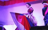 Patriotyczne widowisko w wykonaniu uczniów i abolwentów SP w Malcu