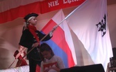Patriotyczne widowisko w wykonaniu uczniów i abolwentów SP w Malcu
