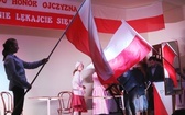 Patriotyczne widowisko w wykonaniu uczniów i abolwentów SP w Malcu