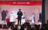 Patriotyczne widowisko w wykonaniu uczniów i abolwentów SP w Malcu