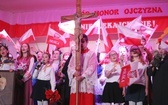 Patriotyczne widowisko w wykonaniu uczniów i abolwentów SP w Malcu