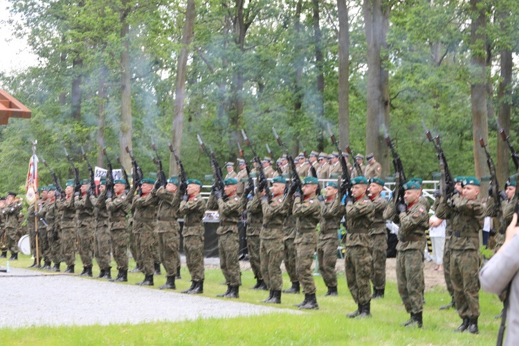 Poświęcenie pomnika pomordowanych żołnierzy "Bartka" w Starym Grodkowie