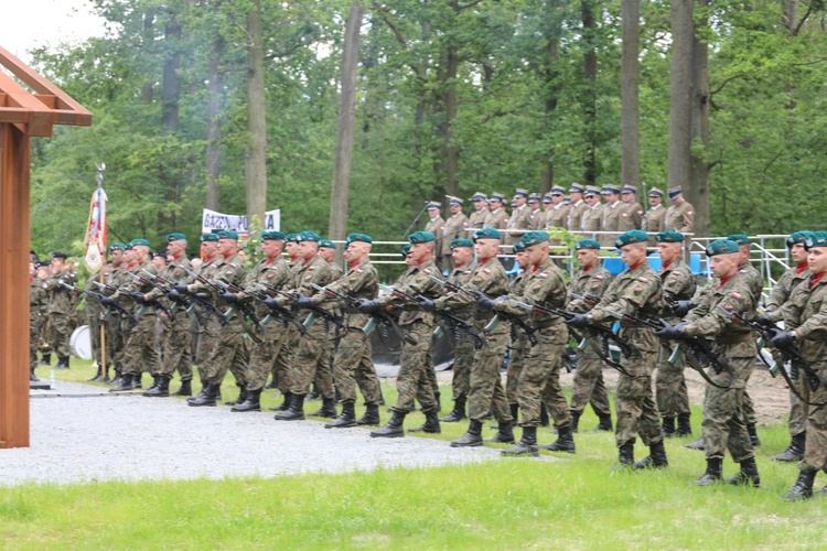 Poświęcenie pomnika pomordowanych żołnierzy "Bartka" w Starym Grodkowie