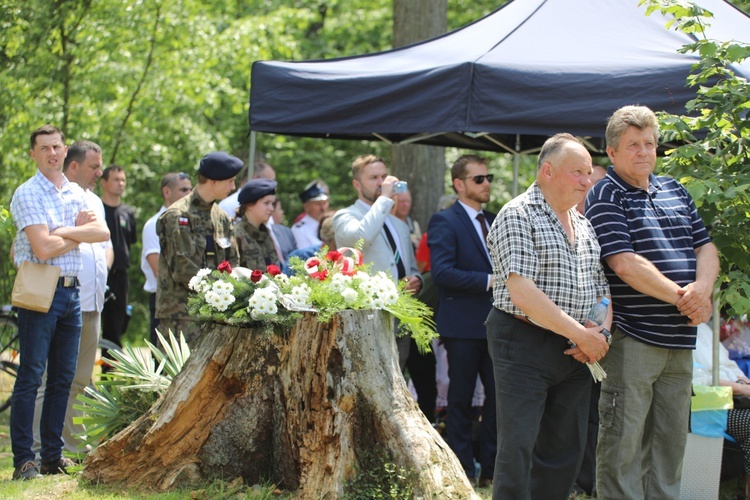 Poświęcenie pomnika pomordowanych żołnierzy "Bartka" w Starym Grodkowie