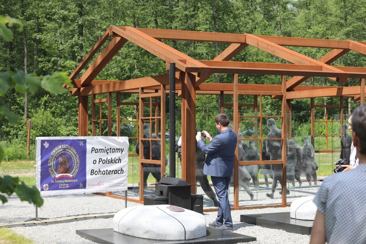 Poświęcenie pomnika pomordowanych żołnierzy "Bartka" w Starym Grodkowie