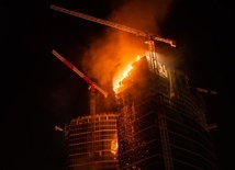 Centrum Warszawy. 130-metrowy wieżowiec w ogniu