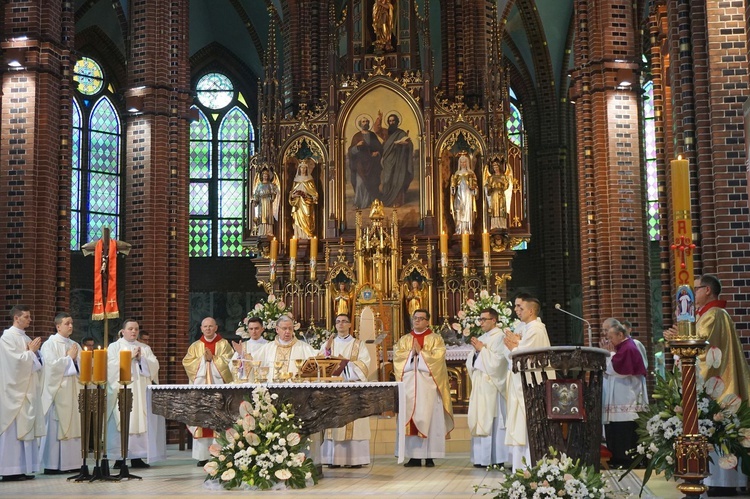 Święcenia kapłańskie w gliwickiej katedrze - cz. 2.