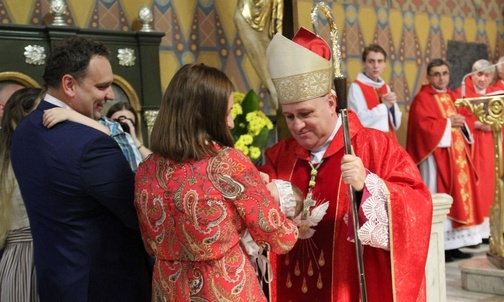 Bp Piotr Greger udzielił dziś w konkatedrze żywieckiej, przed Marszem dla Życia i Rodizny sakramentu Chrztu Świętego trzem dziewczynkom.