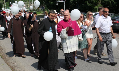 Bp Piotr Greger i ks. proboszcz Grzegorz Gruszecki na trasie żywieckiego Marszu dla Życia i Rodziny.