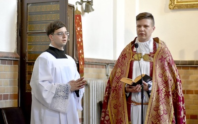 ks. Jarosław w czasie modlitwy Liturgią Godzin.