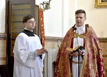 ks. Jarosław w czasie modlitwy Liturgią Godzin.