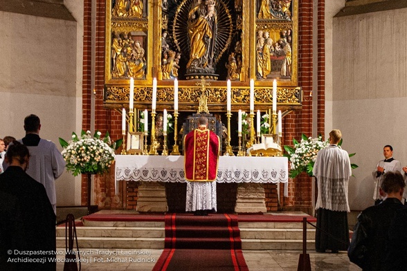 Ksiądz dźgnięty nożem w drodze na poranną Mszę świętą