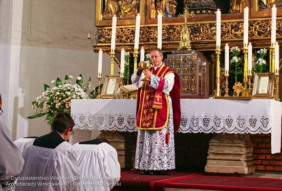 Zaatakowany nożem ksiądz już po operacji