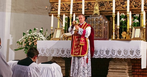 Zaatakowany nożem ksiądz już po operacji