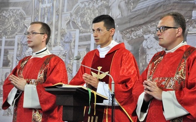 Mszy św. przewodniczył ks. Piotr, neoprezbiter.