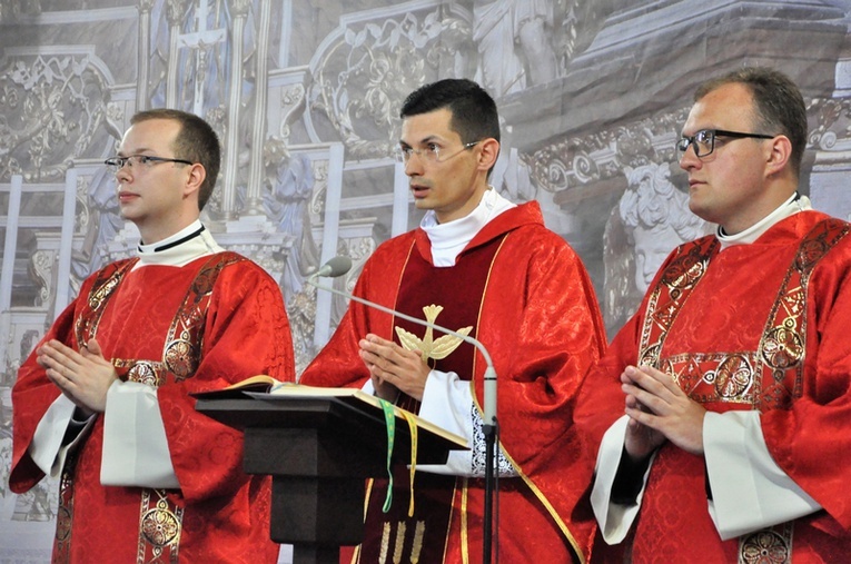 Mszy św. przewodniczył ks. Piotr, neoprezbiter.