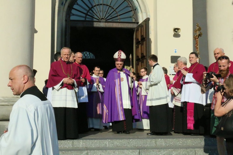 Rozpoczęły się uroczystości pogrzebowe abp Bolesława Pylaka