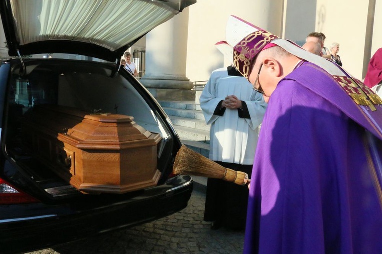 Rozpoczęły się uroczystości pogrzebowe abp Bolesława Pylaka