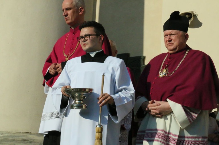 Rozpoczęły się uroczystości pogrzebowe abp Bolesława Pylaka