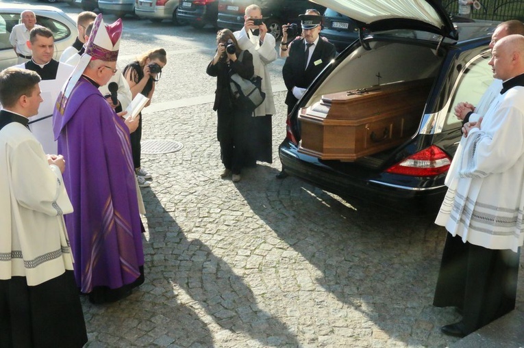 Rozpoczęły się uroczystości pogrzebowe abp Bolesława Pylaka