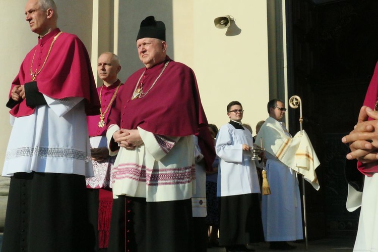 Rozpoczęły się uroczystości pogrzebowe abp Bolesława Pylaka