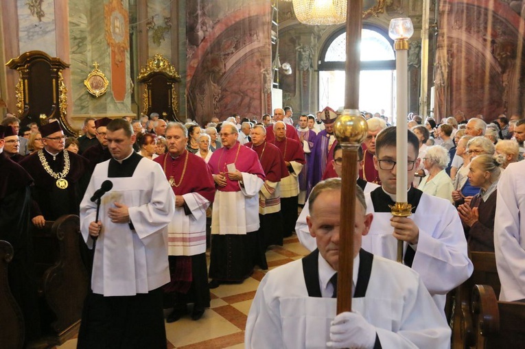 Rozpoczęły się uroczystości pogrzebowe abp Bolesława Pylaka