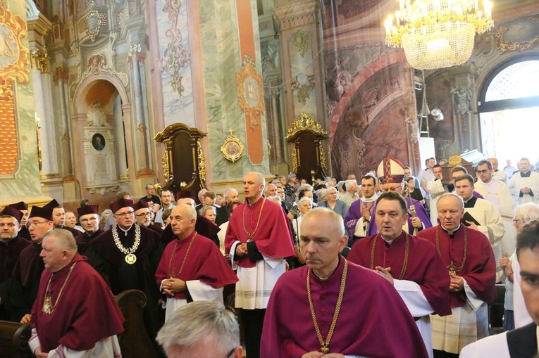 Rozpoczęły się uroczystości pogrzebowe abp Bolesława Pylaka