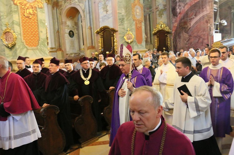 Rozpoczęły się uroczystości pogrzebowe abp Bolesława Pylaka